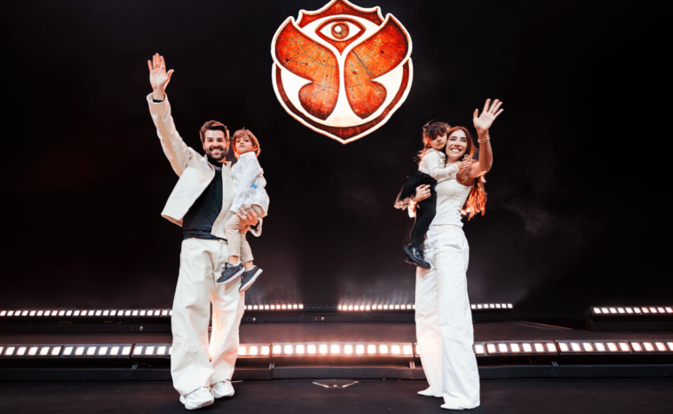 Com a presença de Romana e dos filhos, Alok transcende as fronteiras musicais e faz show gratuito ao lado da orquestra sinfônica do Tomorrowland 2 Alok