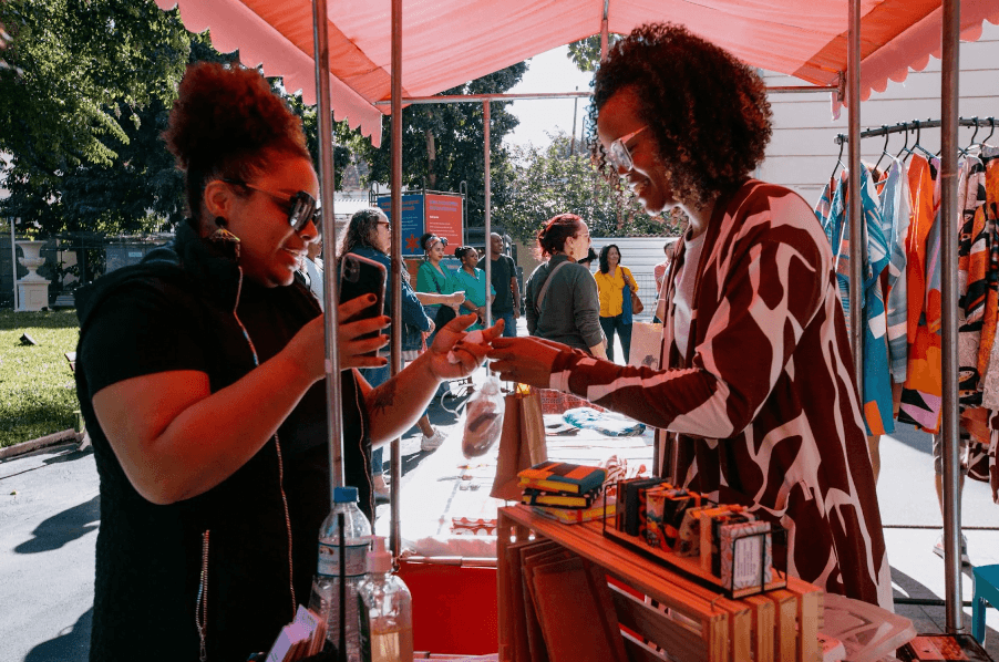 Museu das Favelas e Mercado Livre realizam o Museu das Favelas e Mercado Livre realizam Dia de Corre; Eliane Dias (Boogie Naipe) participa