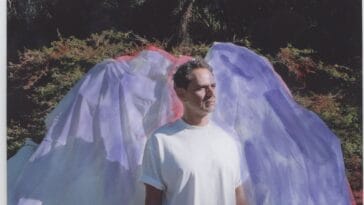 Zé Nigro resgata os bastidores da colaboração com Arthur Verocai para o single “Gorjeios”, em mini-documentário
