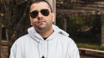 prod_track-files_900144_extra_pictures_Angelomromano