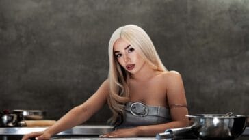 Ava Max lança poderoso single Spot a Fake