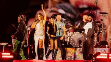 Coldplay lança nova versão da faixa WE PRAY