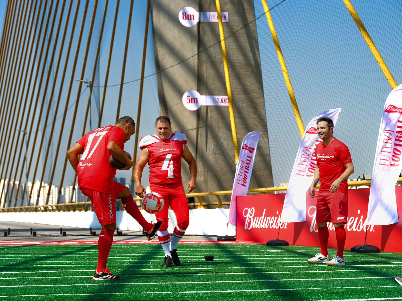 Futebol x Football: Budweiser convoca Adam Vinatieri, Denílson e Falcão para o maior field goal da história em campanha para jogo da NFL no Brasil 1 NFL-OK