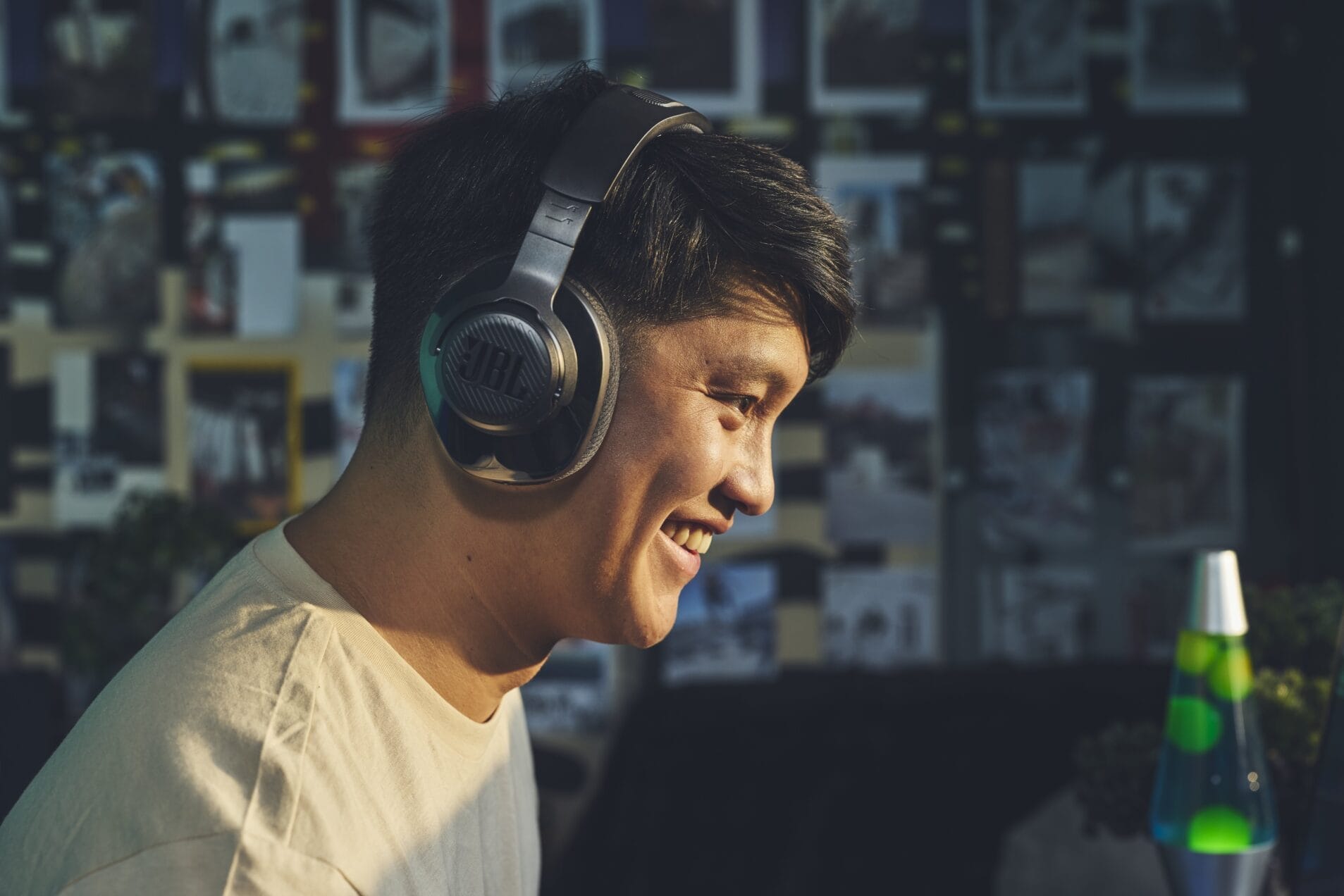 Semana Geek JBL traz a melhor experiência de áudio para games, streaming e som residencial 1 03 JBL_Quantum+360+Wireless_Ear+Cushion+1_1