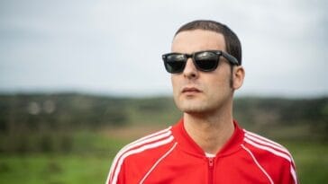 Entre o space rock e colagens surrealistas, nasce A Assembleia Extraordinária, segundo disco de Rod Krieger