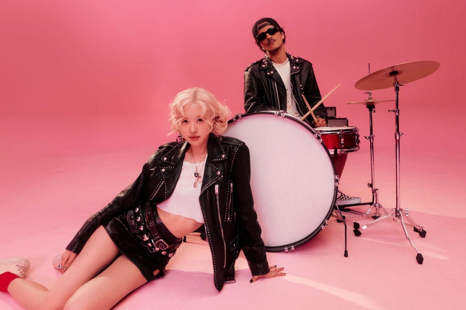 ROSÉ e Bruno Mars lançam novo single ROSÉ e Bruno Mars lançam novo single APT