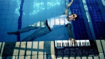 Zé Nigro imerge na própria discografia para apresentar o álbum Silêncio pelo selo americano Nublu Records