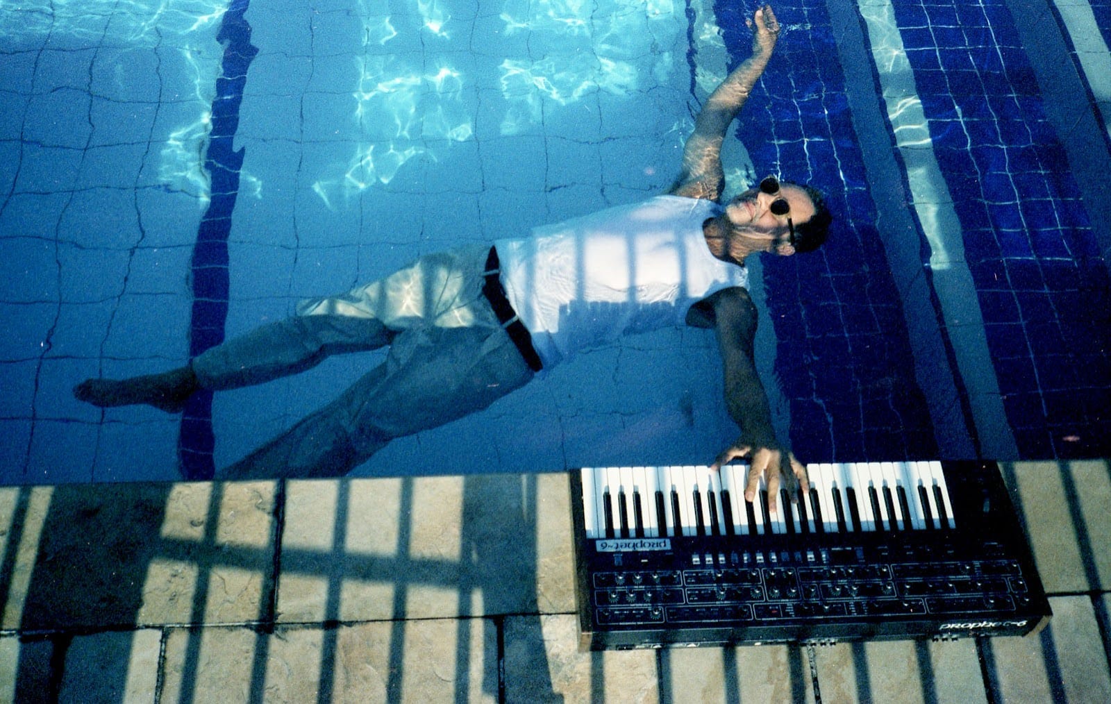 Zé Nigro imerge na própria discografia para apresentar o álbum Silêncio pelo selo americano Nublu Records