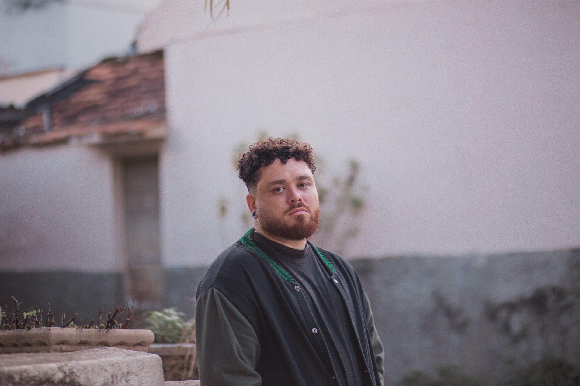 Artista de Bangu, Vinicius Braz lança música sobre depressão, resiliência e independência criativa 1 Artista de Bangu, Vinicius Braz lança música sobre depressão, resiliência e independência criativa