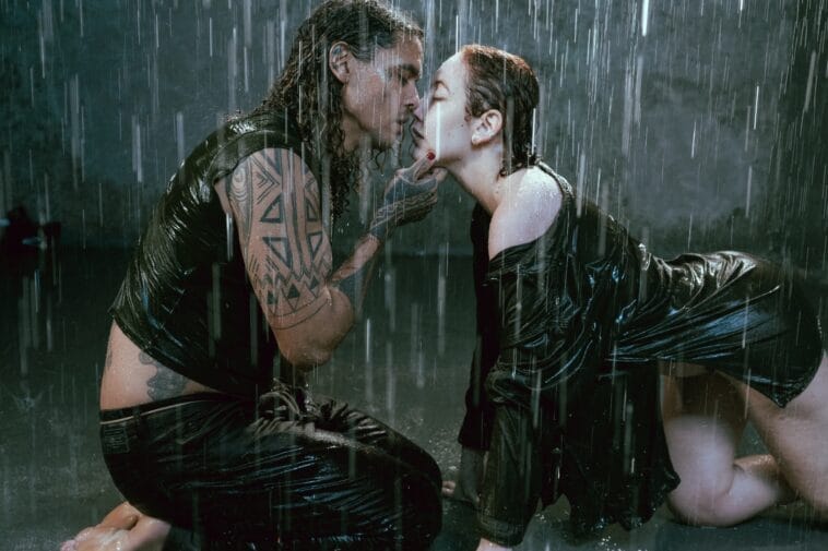 Debaixo de chuva, Luíza Lapa e SóCiro entregam intensidade em novo clipe 2 Luíza Lapa