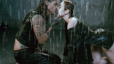 Debaixo de chuva, Luíza Lapa e SóCiro entregam intensidade em novo clipe