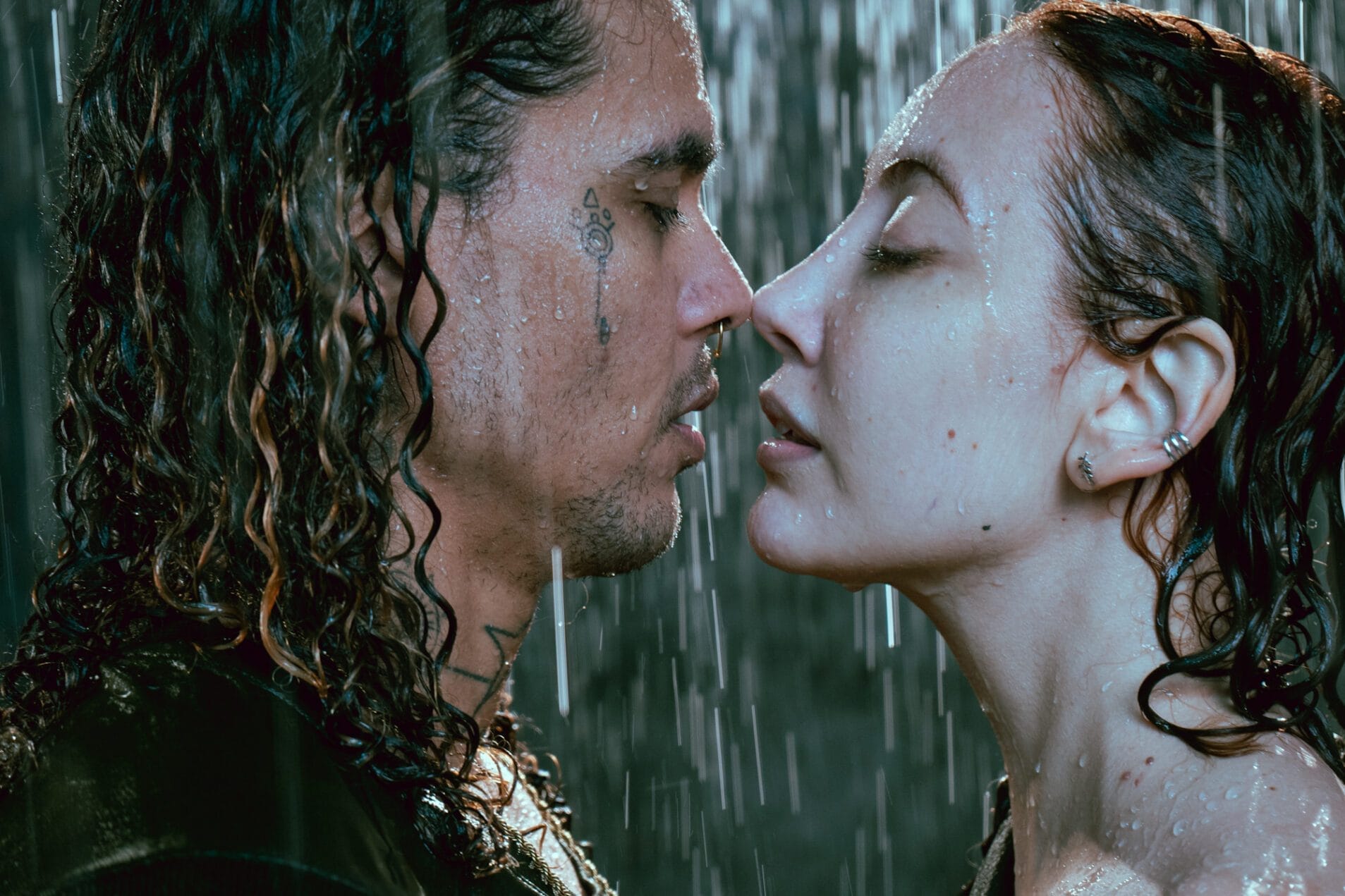 Luíza Lapa e SóCiro se unem em R&B repleto de desejo e intensidade