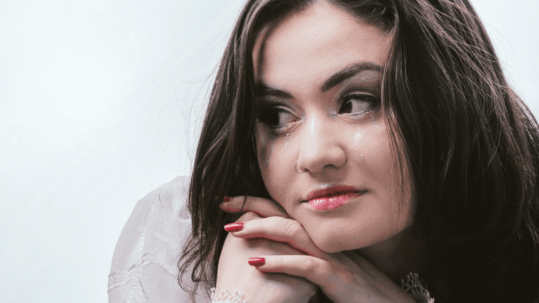Em novo single, Laura Fantini fala sobre término de forma leve e divertida