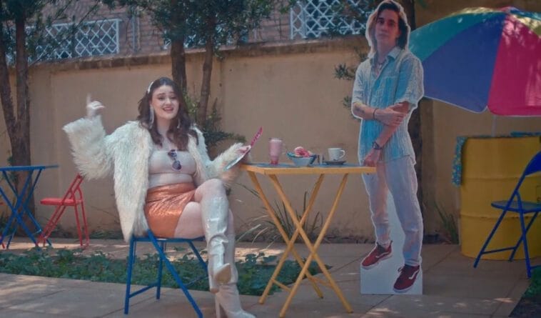 Laura Fantini aposta em cores e bom humor no clipe de 'Livramento' 2 Laura Fantini