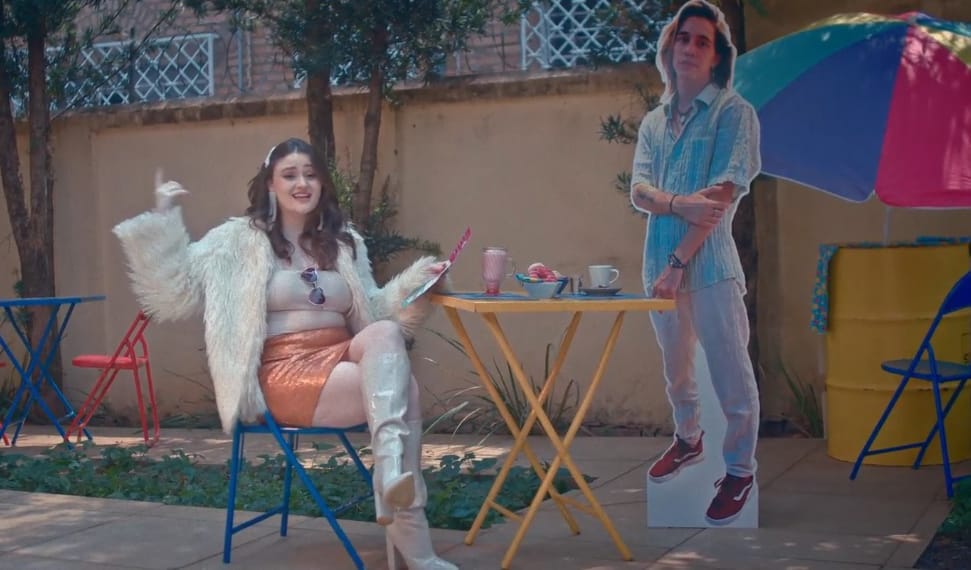 Laura Fantini aposta em cores e bom humor no clipe de 'Livramento' 1 Laura Fantini aposta em cores e bom humor no clipe de 'Livramento'