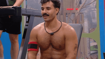 BBB 25- Mateus Pires se descuida ao trocar de roupa e mostra demais