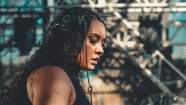Envie sua demo! Carola é a nova jurada do concurso inglês para revelar produtoras musicais brasileiras