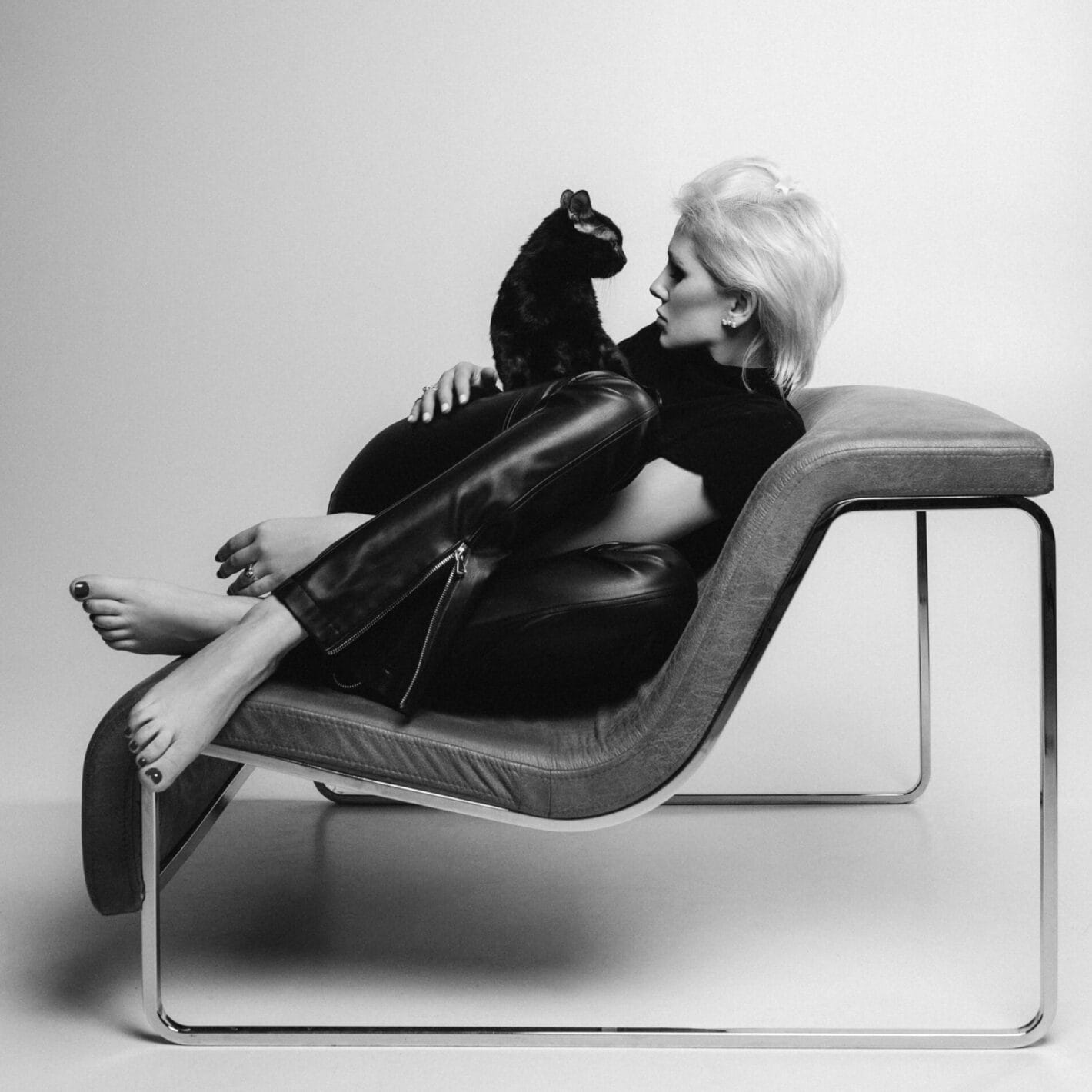 A cantora ucraniana Janeuary lança a cativante nova música prod_track-files_1045112_album_cover_Janeuary-black-into-white-album_cover
