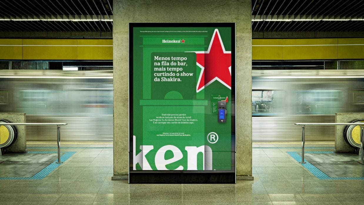 Heineken® inova e transforma mídia externa do metrô para o show da Shakira em postos de carga Zigpay