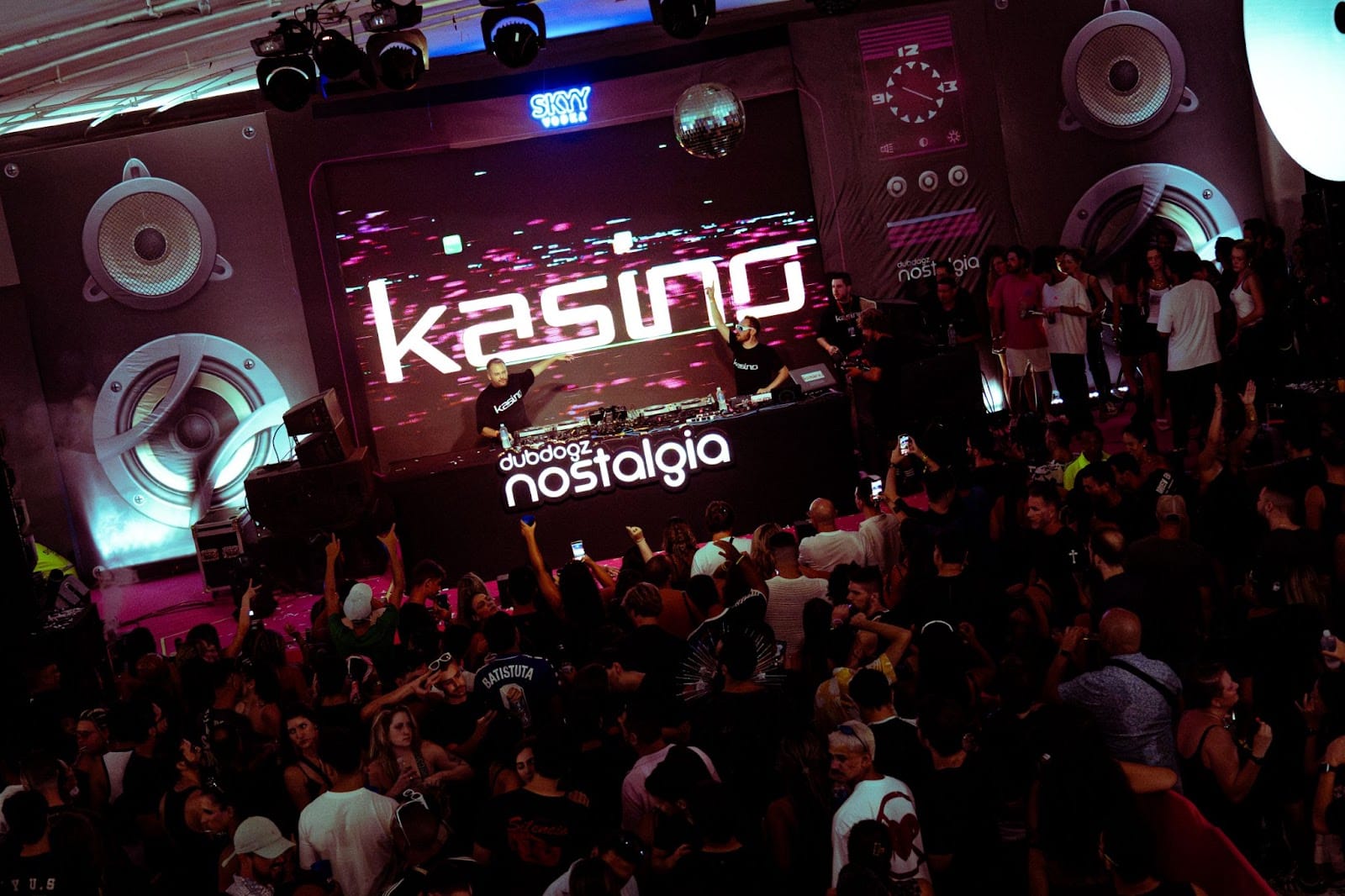Dubdogz convida KASINO a reviver clássicos e conectar passado e futuro na festa Nostalgia 1 Dubdogz convida KASINO a reviver clássicos e conectar passado e futuro na festa Nostalgia