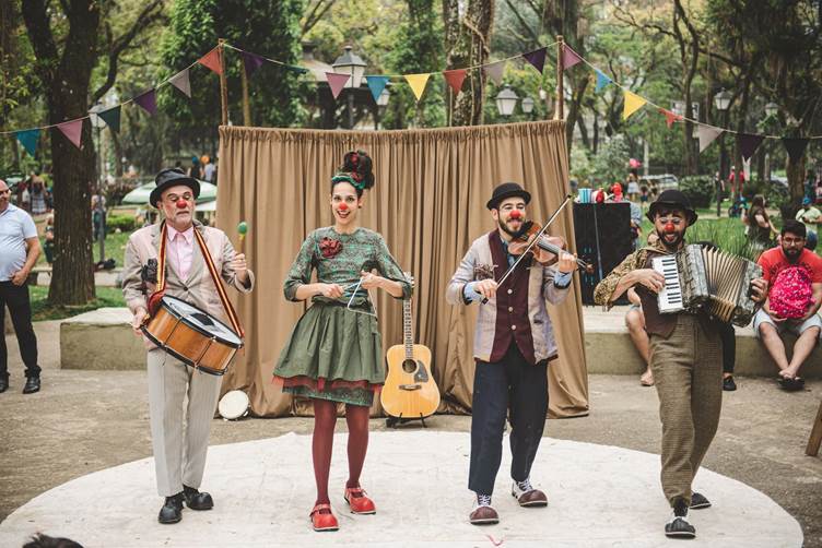 Grupo Palhastônicos estreia sua primeira turnê em São Paulo, com o espetáculo “Velho Circo, Novo Mundo”, no dia 05 de abril 1 Grupo Palhastônicos estreia sua primeira turnê em São Paulo, com o espetáculo “Velho Circo, Novo Mundo”, no dia 05 de abril