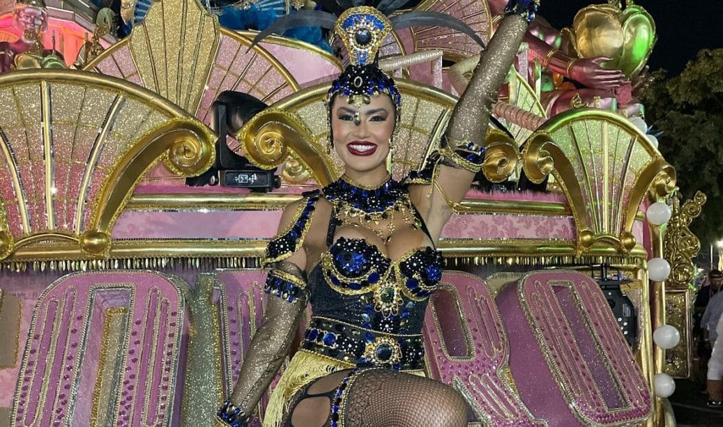 Influenciadora Alisha brilhou em desfile da Rosas de Ouro, Campeã do Carnaval de São Paulo 1 Influenciadora Alisha brilhou em desfile da Rosas de Ouro, Campeã do Carnaval de São Paulo