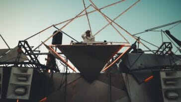 Mary Mesk se apresenta no Favela ArtCar no Rio de Janeiro, entenda relação da artista com essa comunidade