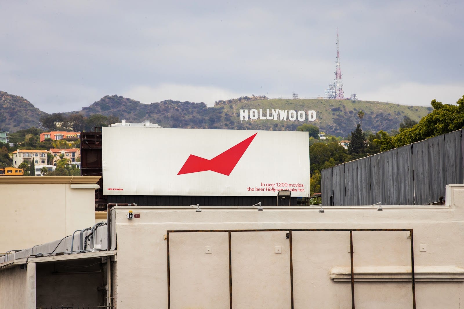 Budweiser transforma seu logo em balão de fala que interage com anúncios de filmes para mostrar que é a cerveja mais pedida em Hollywood