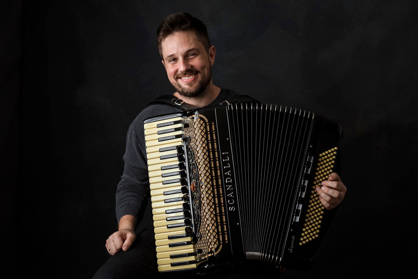 Diego Guerro ressignifica clássicos do cancioneiro infantil com acordeon e arranjos orquestrais