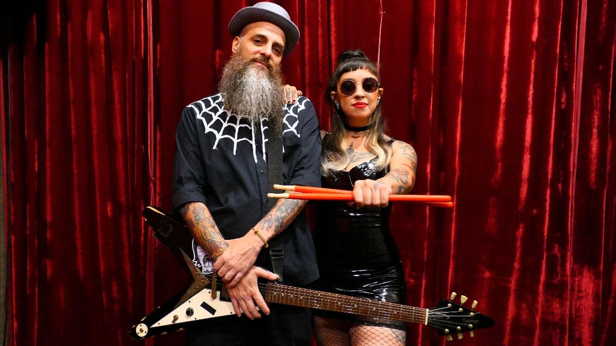 Duo garageiro Morcegula lança segundo álbum, “Caravana dos Desajustados”