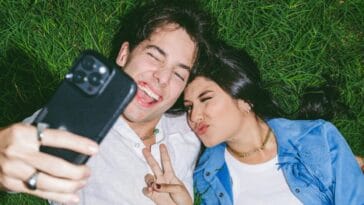 Em clima de romance, Enzo Ferro e Fiorella lançam Dois Carentes