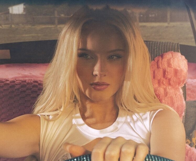 Zara Larsson inicia uma nova era ousada com o single e clipe Zara Larsson