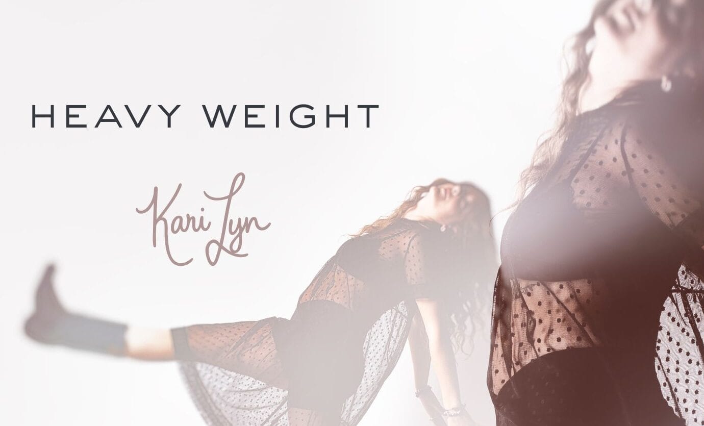 Kari Lyn enfrenta esgotamento e autodúvida em novo single, “Heavy Weight” 1 Kari Lyn capa