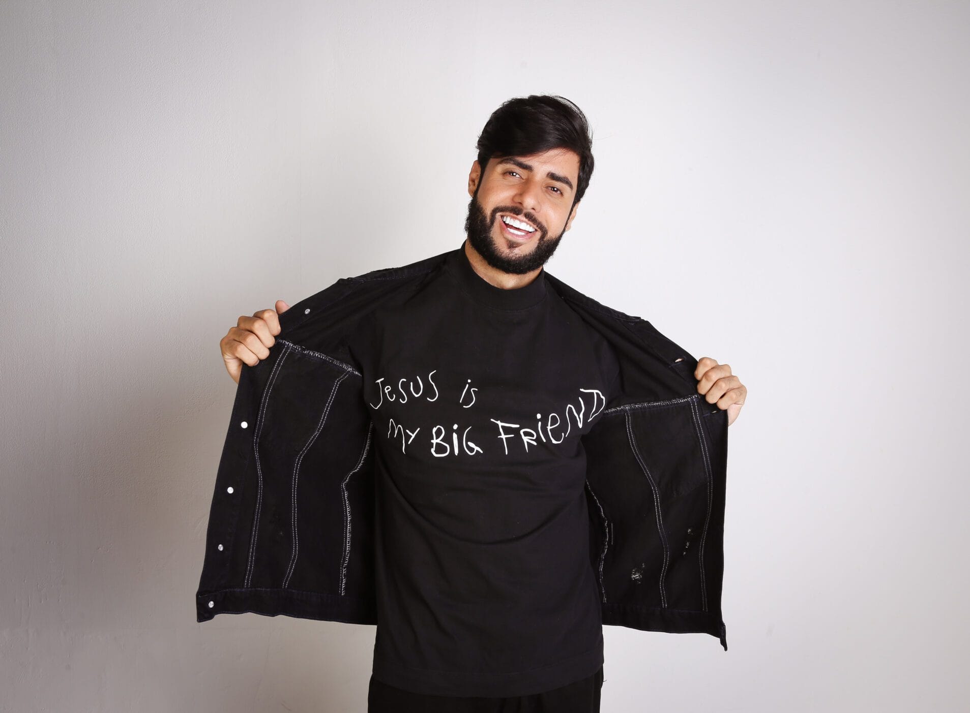 Thiago Solrac: do luto à fé, o influenciador que emociona milhões com sua missão de amor 1 Thiago Solrac- do luto à fé, o influenciador que emociona milhões com sua missão de amor