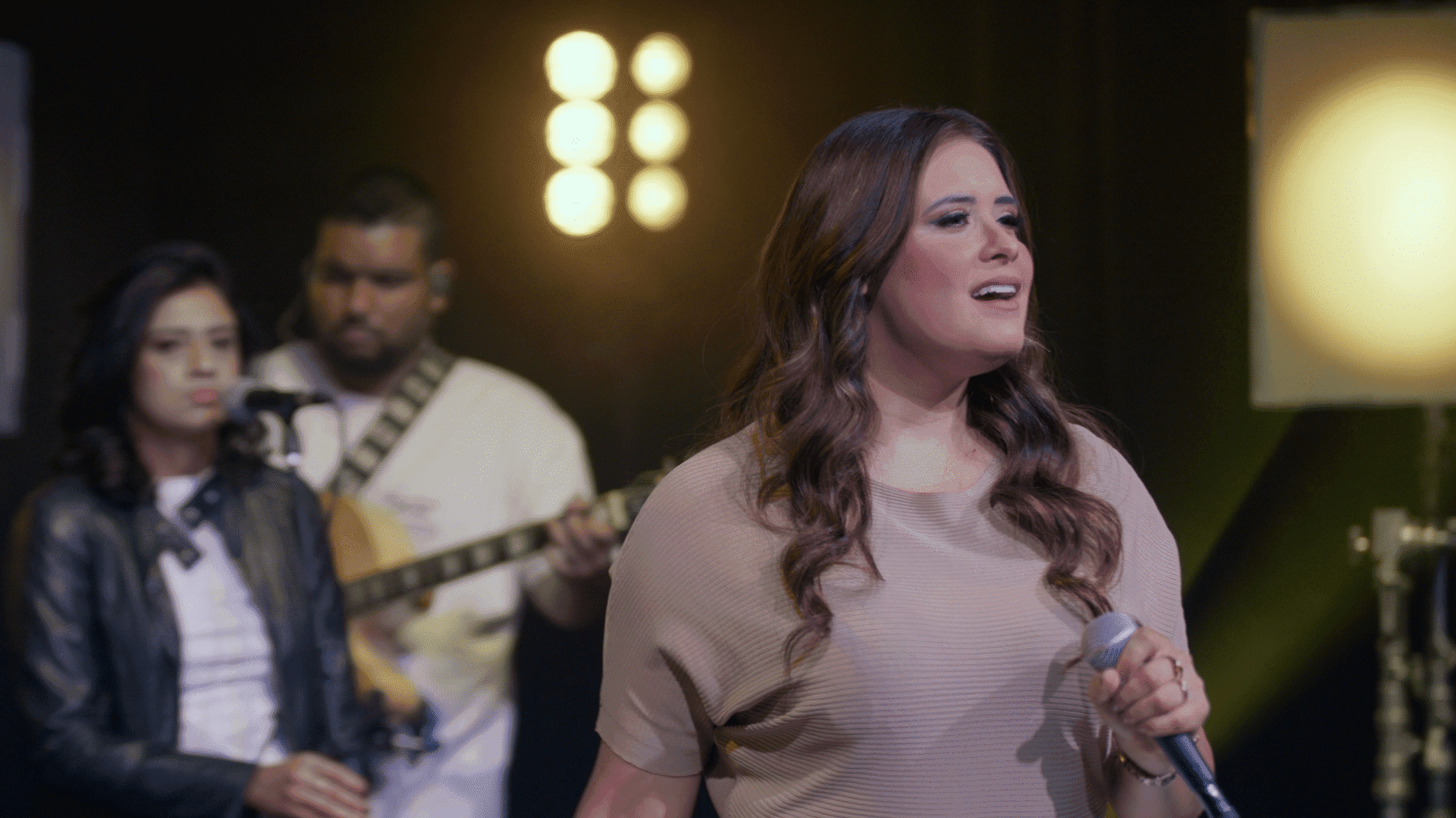 Na canção “Enquanto Se Pode Achar”, Aline Tavares conclama as pessoas a buscarem a Deus intensamente 1 Fotos_Prints_do_Clipe (1)