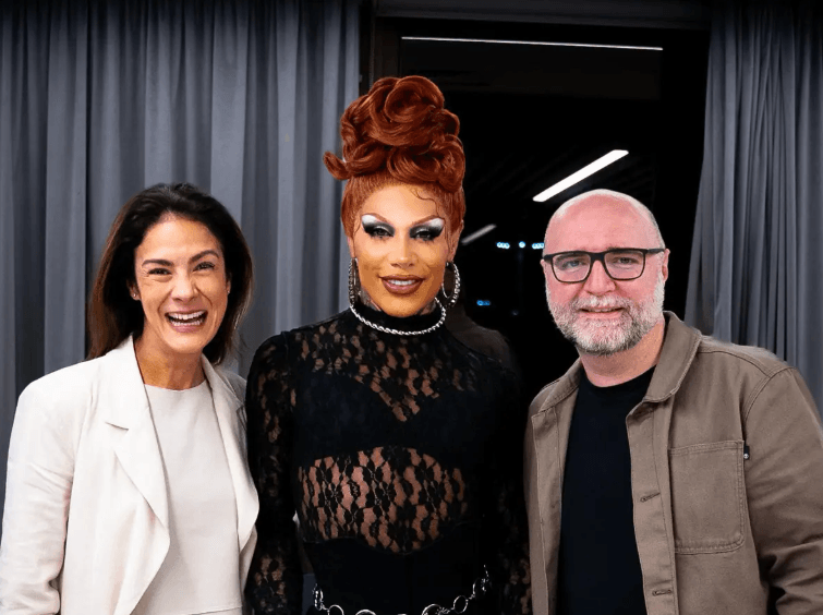 Grag Queen assina com a Warner Music Group em contrato inédito no Brasil