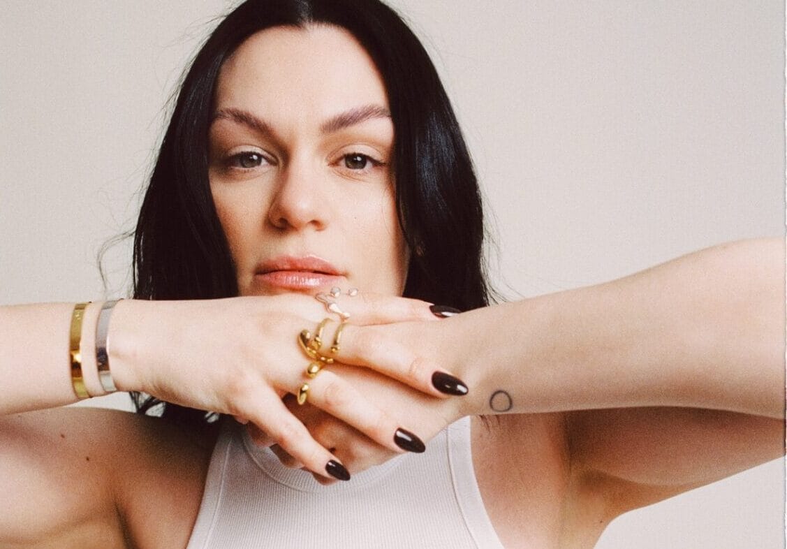Jessie J lança versões acústicas de “No Secrets” e “Living My Best Life”