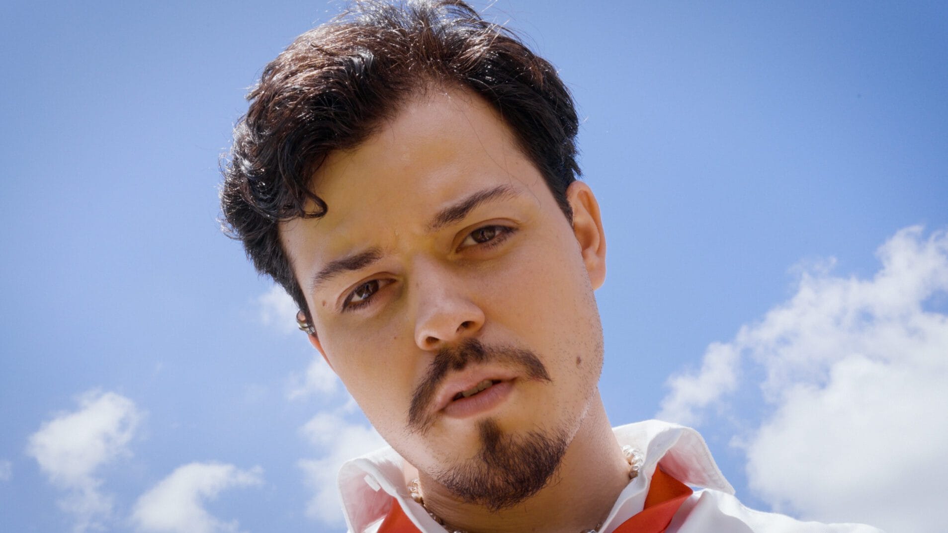 O Juh traz pop nostálgico em single sobre amores que não valem a pena