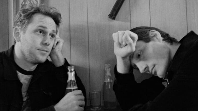 The Dirty Nil rebatem indústria musical em novo single explosivo The Dirty Nil