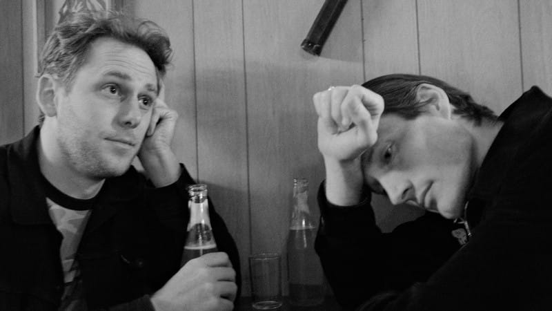 The Dirty Nil rebatem indústria musical em novo single explosivo The Dirty Nil