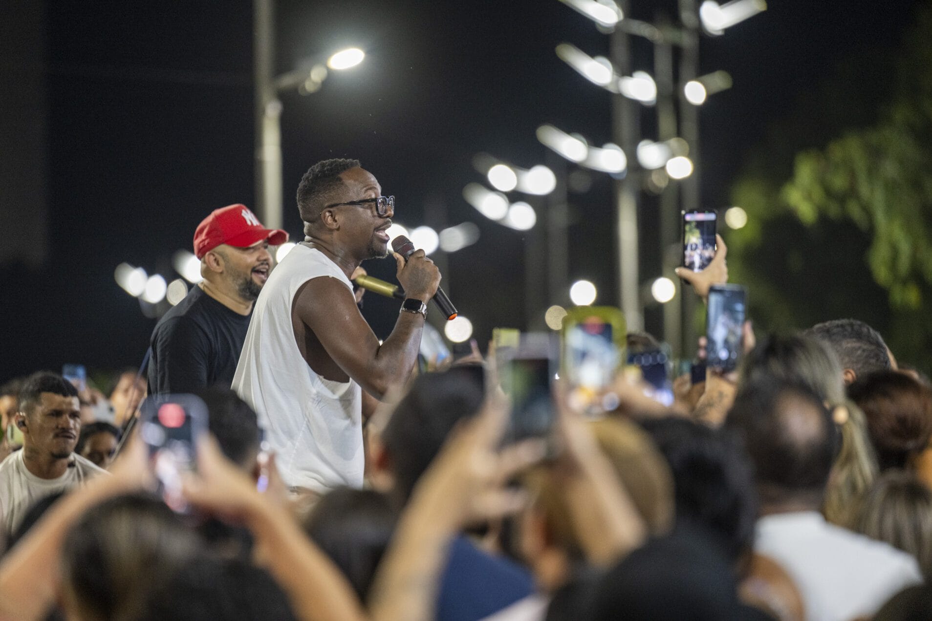 Mumuzinho faz show surpresa para 8 mil pessoas em Manaus