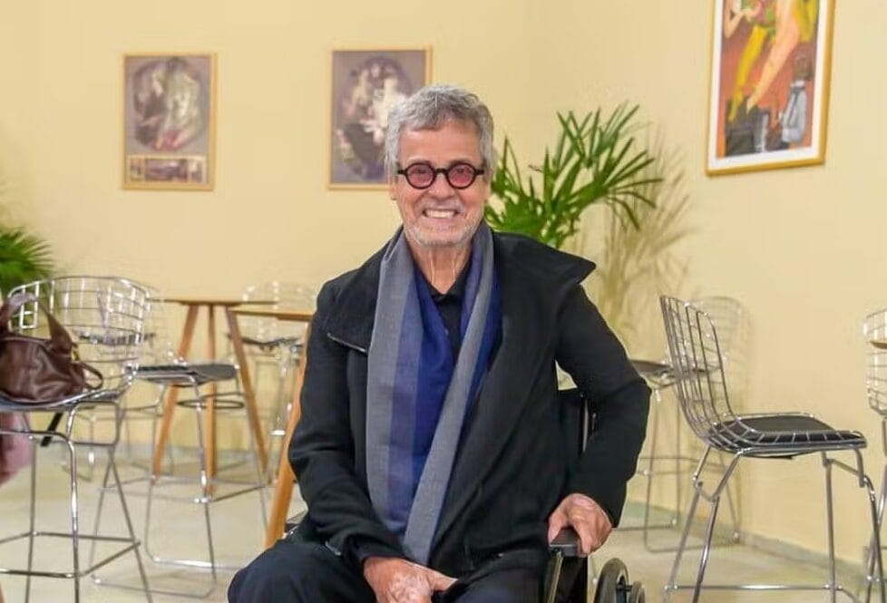 Por que Carlinhos de Jesus está na cadeira de rodas? 1 Carlinhos-de-Jesus-na-cadeira-de-rodas