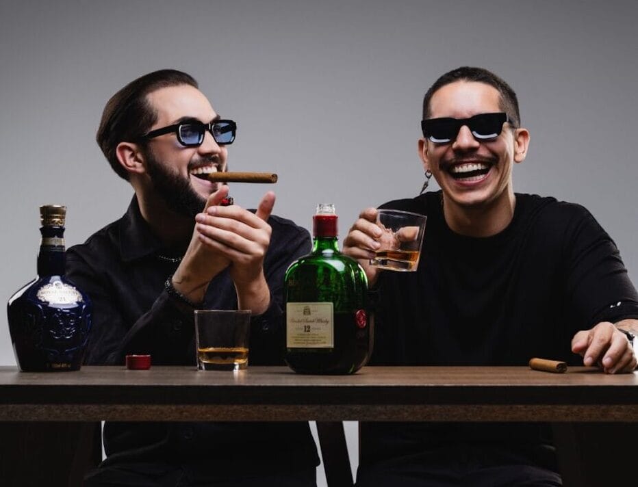 FEZZO lança releitura oficial de ONE, clássico do Swedish House Mafia