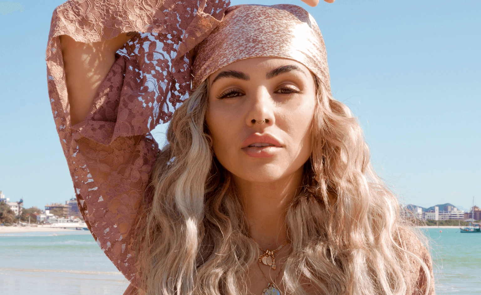 Kia Sajo fala sobre paixão e entrega com muita tropicalidade em seu novo single “Sal na Pele” 1 Captura de Tela 2025-09-26 às 10 50 52