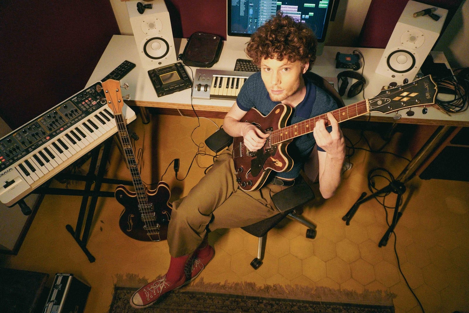ESTREITO, primeiro disco de Valentim Frateschi, destaca seu trabalho como compositor, produtor e arranjador