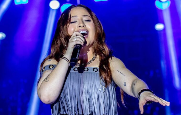 Mari Fernandez se emociona durante ExpoAgro em Cambuci (RJ) com sucesso de "Pé na Rua" 2 Mari Fernandez