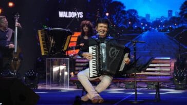 Waldonys grava projeto audiovisual no palco do Teatro Riomar