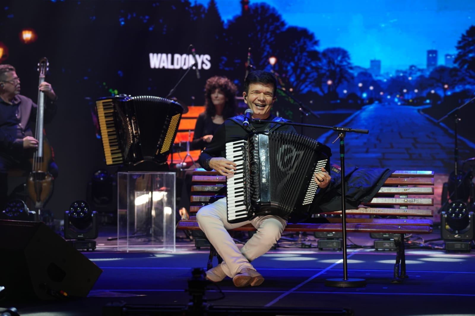 Waldonys grava projeto audiovisual no palco do Teatro Riomar