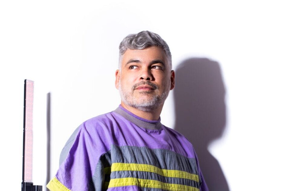 Com direito a “fluteboxing” e batida de funk, Leo Janeiro lança o EP “Carioca Flute : Som Na Caixa”