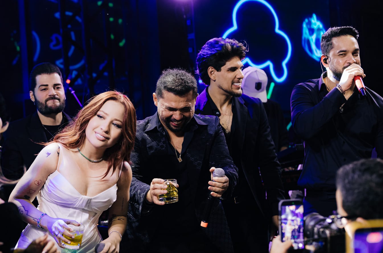 Henry Freitas anima casamento de Mari Fernandez e Julia Ribeiro com show completo e participações especiais